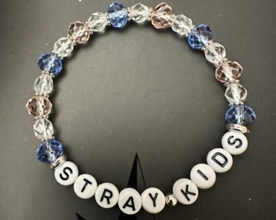 Free Pattern: Elastic Round Letter Bracelet (Stray Kids Blue and Pink)